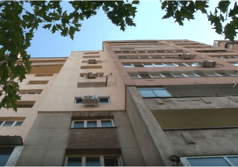 O femeie a murit, după ce s-a aruncat de la etajul al treilea al unui bloc din Ploiești