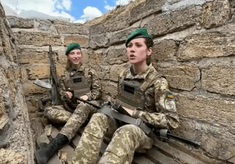 Cum sună celebra melodie „Bella Ciao" cântată în tranșee, de femeile soldat din armata ucraineană