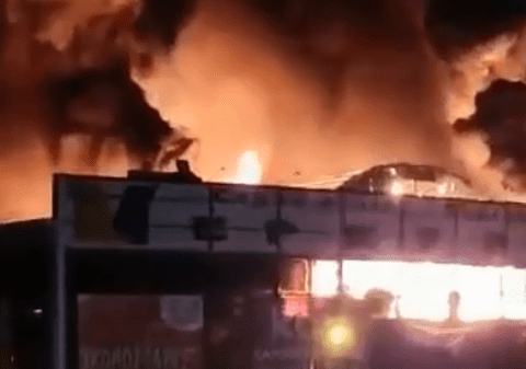 Un centru comercial din Ufa a luat foc „ca un chibrit”. 78 de pompieri ruși încearcă să stingă incendiul de amploare