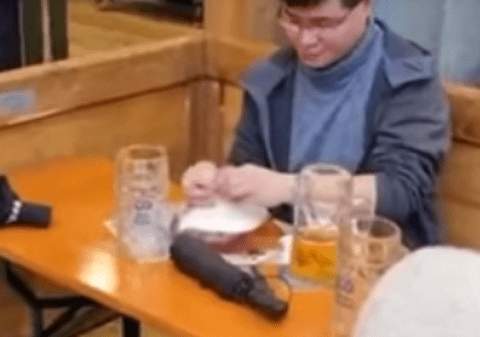 Un bărbat a plecat cu berea în pungă de la Oktoberfest din München: „A vrut să fie sigur că are și pentru acasă!”