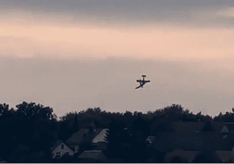 Momentul în care două avioane de acrobație se ciocnesc în aer și se prăbușesc, în Germania. Cei doi piloți au murit