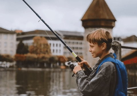 Mamă din Ucraina, după ce a văzut clipul viral cu fiul ei de 12 ani pescuind fericit în lacul Lucerna: „Nu mai plâng de tristețe, ci de bucurie!”