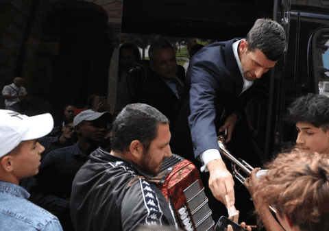 Novak Djokovici a dat dedicații și a împărțit bani lăutarilor, la nunta fratelui său