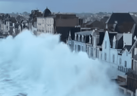 Momentul în care un val înalt de 13 metri lovește casele de pe faleză, la Saint Malo, în Franța
