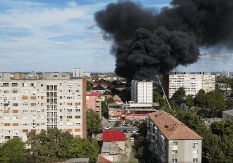 Incendiu în Timișoara, în apropierea stadionului „Dan Păltinișanu”. Acoperișul unui bloc de 10 etaje a fost cuprins de flăcări