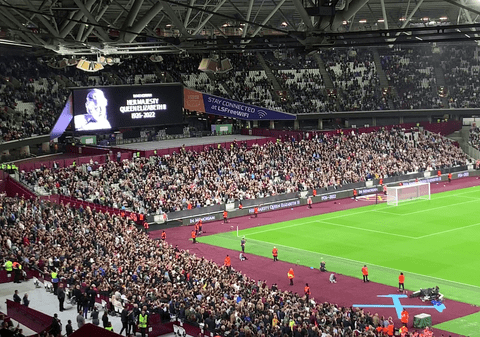 Moment de reculegere la meciul West Ham - FCSB. Pe toate ecranele din stadion sunt imagini cu regina Elisabeta a II-a