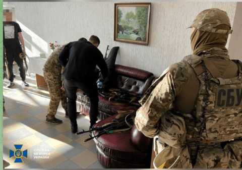 Un român și trei ruși, care aveau și cetățenie ucraineană, sunt anchetați pentru contrabandă cu armament în Ucraina
