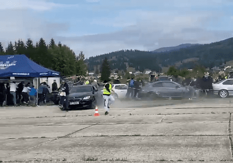 Accident la un raliu din Suceava. Un tânăr a fost rănit de o maşină scăpată de sub control