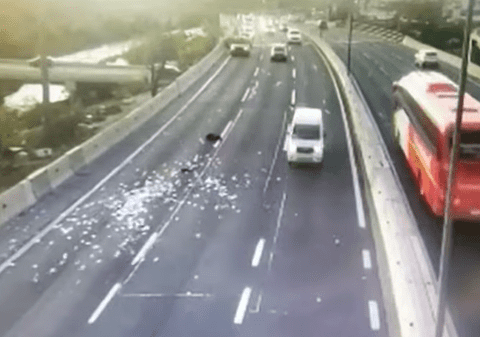 A plouat cu bani pe o autostradă din Chile, în urma unui jaf - VIDEO