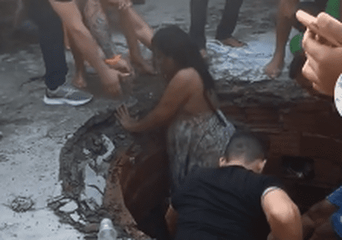 Momentul în care mai multe femei sunt „înghițite” de un crater, în timp ce dansau la o zi de naștere, în Brazilia