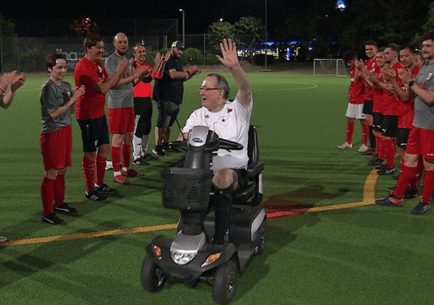 Primul arbitru în scaun cu rotile „fluieră” meciuri în Germania: „Am luat două decizii controversate, dar jucătorii n-au protestat”