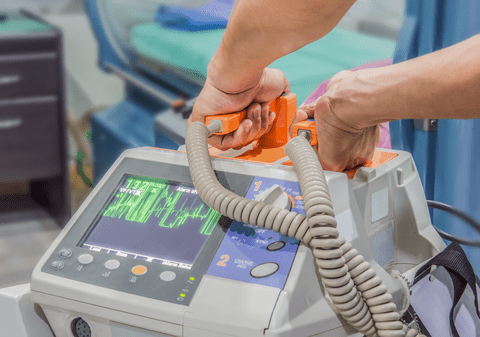 Cum se utilizează corect defibrilatorul. Cine poate face defibrilarea?