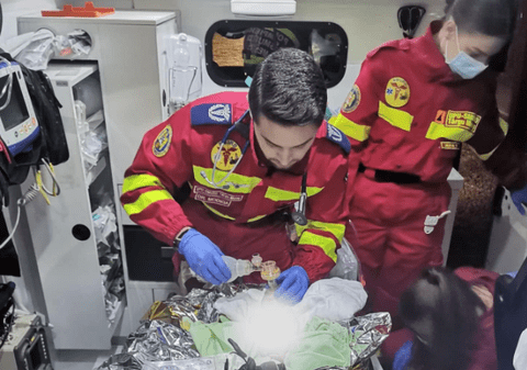 Trei echipaje SMURD din Mureș au salvat o mamă și doi nou-născuţi în ambulanţă, după ce intraseră în stop cardio-respirator