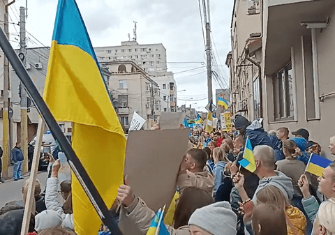 Protest la Constanța față de crimele de război comise de Rusia în Ucraina. Mulți dintre cei 500 de manifestanți sunt refugiați