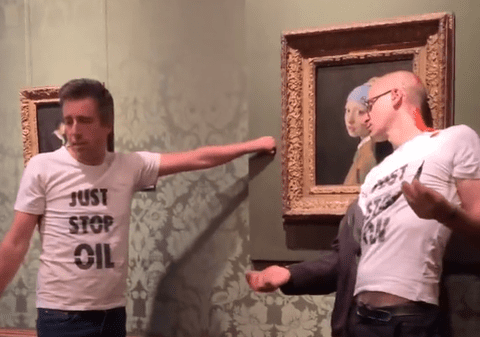 Celebrul tablou „Fata cu cercel de perlă”, vandalizat de activiști de mediu la un muzeu din Haga. Trei persoane au fost arestate