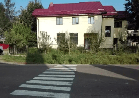 Un localnic din Bistrița și-a făcut propria trecere de pietoni în fața casei. Ce a urmat