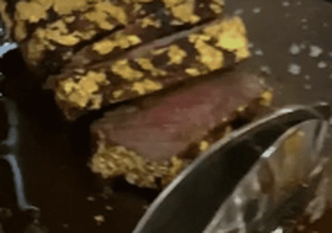 Ce gust are friptura învelită în foiță de aur de la restaurantul celebrului Salt Bae din Doha. Experimentul jurnaliștilor din Elveția