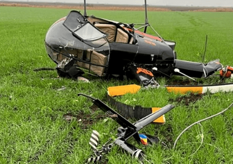 Elicopter în care se aflau un instructor şi elevul său, răsturnat după ce a aterizat forțat, lângă Timișoara