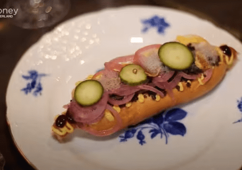 Un comerciant din piața de Crăciun din Lucerna se laudă că vinde cel mai scump hotdog din lume. Ce conține și cât costă