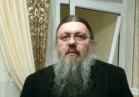 Arhimandritul Nikita de la Eparhia Cernăuților a fost găsit în chilia sa cu un băiat de 17 ani, în lenjerie intimă. „Agenții SBU ne-au dezbrăcat!”