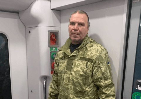 „Războiul nu miroase a violete sau parfum, ci a sudoare și sânge!”. Un soldat a fost dat afară din compartimentul de tren din cauza „duhorii”, în Ucraina