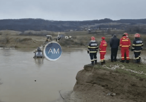 Un bărbat din Mehedinți a rămas blocat cu tractorul în râu. El a fost salvat de pompieri  | VIDEO
