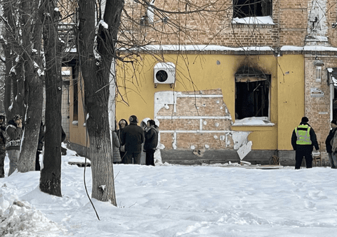 Graffitiul realizat de Banksy pe o clădire grav avariată de bombardamente din Hostomel a fost decupat și furat. Ce intenționau să facă hoții cu el