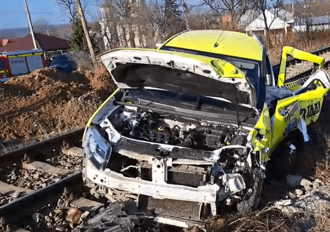Un taxi a fost lovit de tren, în județul Iași. Șoferul băut a fost transportat la spital