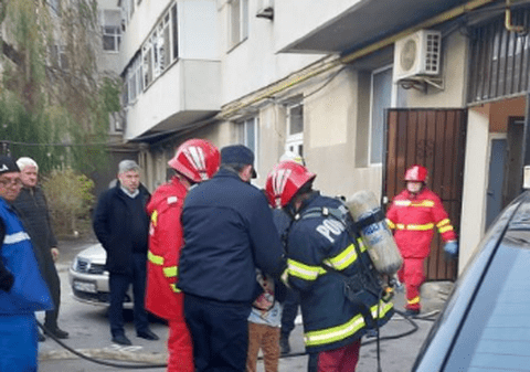 Incendiu într-un apartament din Mizil. Întregul bloc a fost evacuat din cauza fumului gros, trei persoane au ajuns la spital