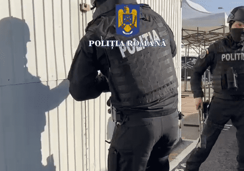 Zeci de percheziții la un complex comercial din sectorul 4. Polițiștii au găsit marfa ascunsă într-un perete fals
