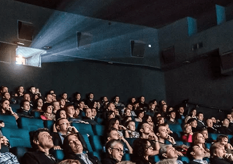 Cinematografele rusești vor să se salveze cu bani de la guvern: „Să plătească bilete pentru filme patriotice pentru școlari”