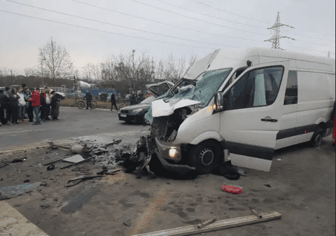 Două persoane au murit și alte trei au fost rănite în Ișalnița, în urma impactului dintre un microbuz și un TIR
