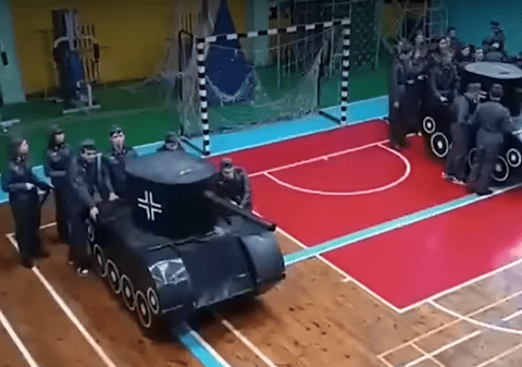 Rușii au reconstituit bătălia de la Kursk din Al Doilea Război Mondial într-o sală de sport. Publicul s-a distrat copios I VIDEO
