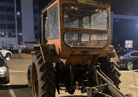 Doi bărbaţi au venit la mall-ul din Iaşi cu tractorul cu plug. Șoferul nu avea permis de conducere și consumase alcool