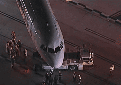 Patru persoane au ajuns la spital după ce un avion a lovit un autobuz pe aeroportul din Los Angeles