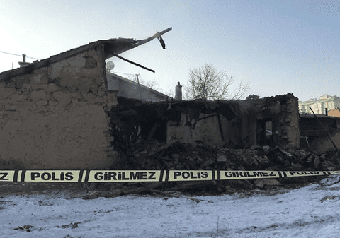 O familie din Turcia, părinții și cinci copii, a pierit într-un incendiu, după ce a scăpat teafără la cutremur