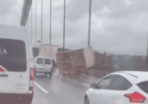 Momente de panică pe podul Fatih Sultan Mehmet din Istanbul. Vântul puternic a răsturnat o remorcă