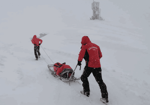 Turiştii care au rămas blocaţi la Bâlea Lac au fost coborâţi de pe munte de salvamontiști. VIDEO