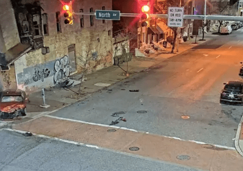 Două mașini implicate într-un accident intră într-o casă, iar clădirea se prăbușește peste ele. Filmarea, difuzată de procuratura din Maryland