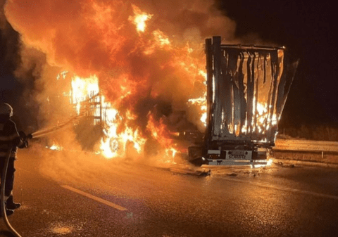 Un TIR plin cu electrocasnice a luat foc pe A3, în Mureș. Șoferul a scăpat nevătămat