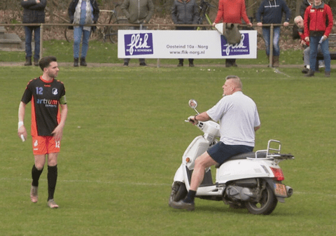 Un fermier furios a intrat cu motocicleta pe teren, în timpul unui meci din Olanda: „Mi-au fugit caii din cauza petardelor voastre”
