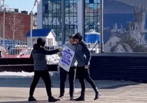 „Îmbrățișează-mă dacă ești contra războiului”. Pentru acest mesaj scris pe un afiș, un tânăr din Ijevsk este cercetat pentru discreditarea armatei ruse