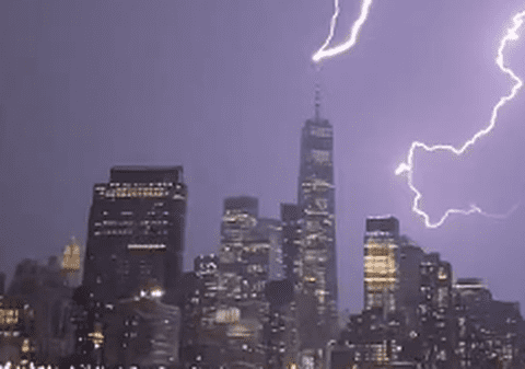 Momentul în care un fulger lovește One World Trade Center din New York, cea mai înaltă clădire din SUA - VIDEO