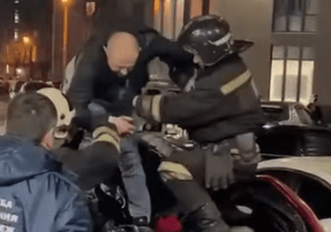 Un rus a supraviețuit miraculos, după ce a căzut de la etajul al 19-lea al unui bloc din Voronej