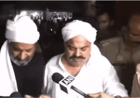 Un fost politician indian și fratele său au fost uciși în direct. Asasinii, deghizați în jurnaliști