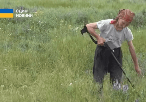 Bunica ucraineană care a învățat să demineze câmpurile: „Dacă vaca mea ar fi ucisă de o explozie, ce m-aș face?”