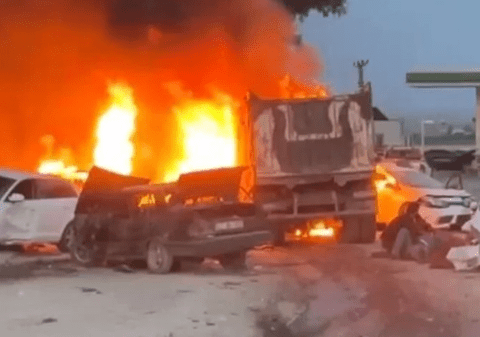 12 morți și 31 de răniți, după ce un camion a rămas fără frâne și a intrat în mai multe mașini, în Turcia. VIDEO