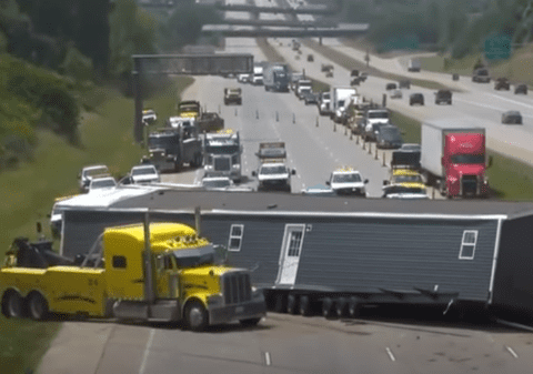 Cum a ajuns o casă să blocheze o autostradă din SUA. Cozile de mașini s-au întins pe 20 de kilometri
