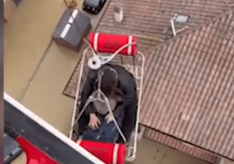 Gravidă care trebuia să nască, dar nu putea ajunge la spital din cauză că era blocată în casa înconjurată de apă, salvată cu elicopterul, la Ravenna
