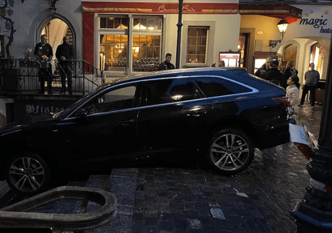 Un turist a rămas blocat cu mașina pe scările primăriei din Lucerna: „Își căuta apartamentul închiriat și era cu ochii pe GPS”